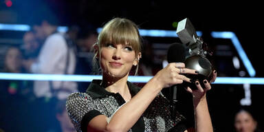 Taylor Swift r&auml;umt bei den MTV EMAs ab