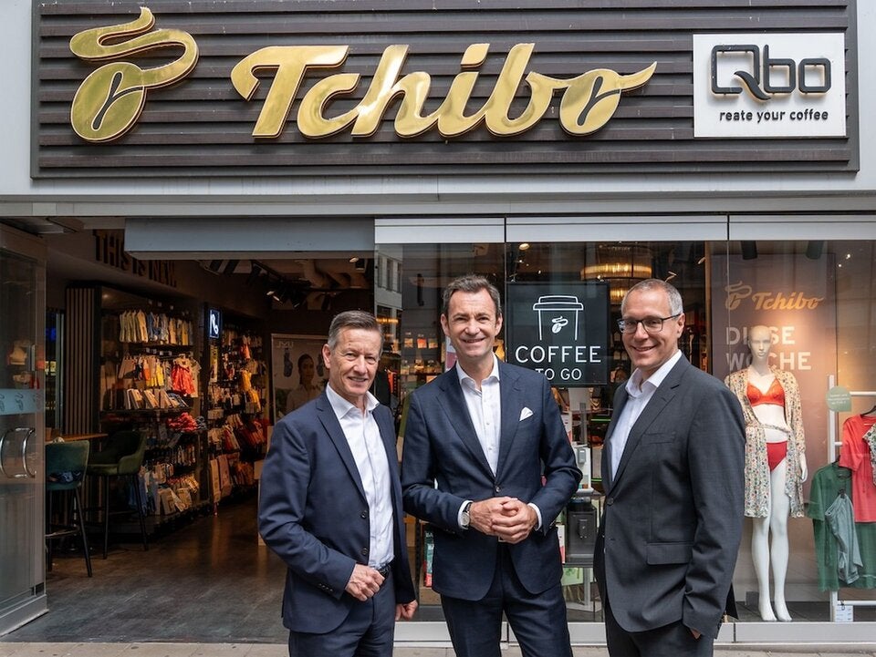 Paul Unterluggauer, Tchibo Österreich Geschäftsführer (l.) mit Harald Hauke (Vorstandssprecher der ARA) und Jörg Fischer von der JKU