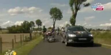 Begleitwagen f&auml;hrt Radprofis um