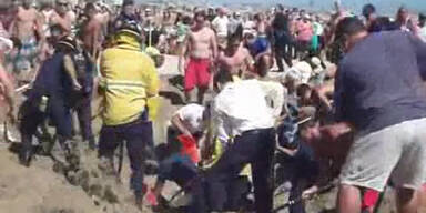 Jugendlicher lebendig im Sand begraben