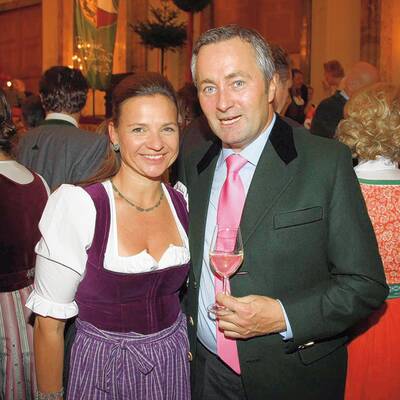 Ball-Mama Claudia Haider mit Umweltminister Berlakovich