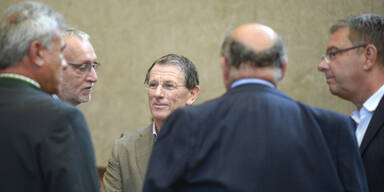 Telekom-Prozess: Ex-Chef Fischer plädiert auf unschuldig