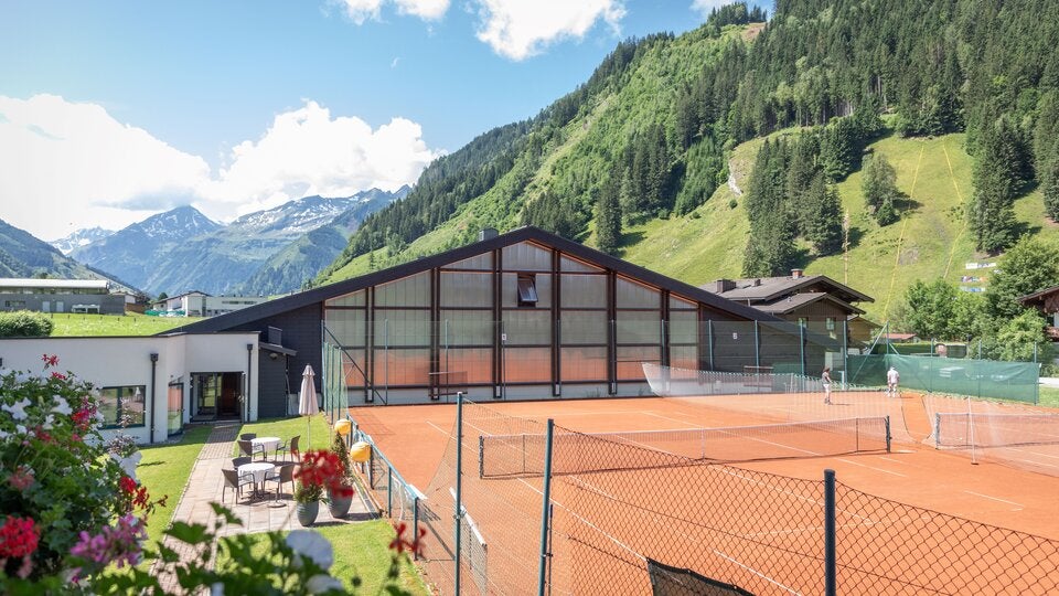 Tennis im Rauriserhof. Verbessern Sie Aufschlag und return im Rauriserhof, auf 3 Frei- und 3 Hallenplätzen.