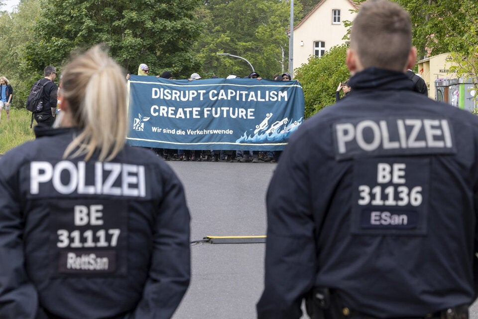 Die Aktivisten demonstrieren gegen eine geplante Erweiterung des Tesla-Werks. Der Gemeinderat will am 16. Mai darüber abstimmen.