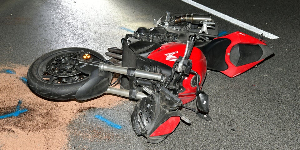 Horror-Unfall mit Motorrad auf Tiroler Straße bei Thaur.