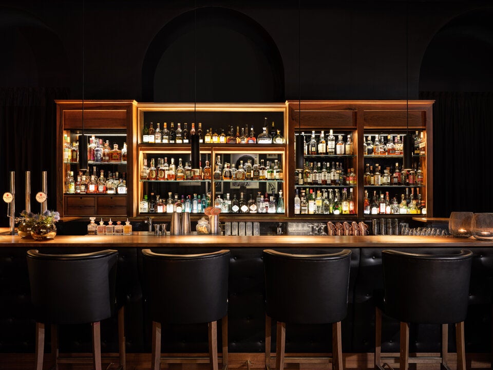 Die D-Bar zeigt sich in neuem geheimnisvollen Kleid.