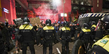 Niederlande verh&auml;ngen Teil-Lockdown: Stra&szlig;enschlachten