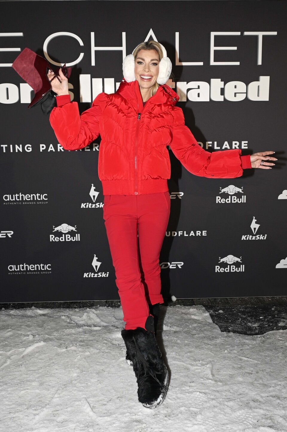 Annika Gassner kam im roten Zweiteiler. 