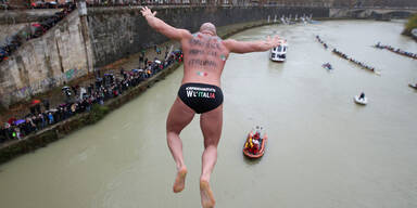 Zu Neujahr kopf&uuml;ber in den kalten Tiber