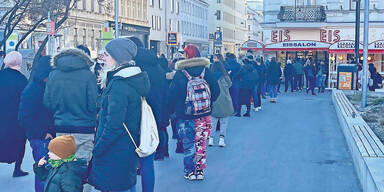 100 Meter Schlange beim Tichy