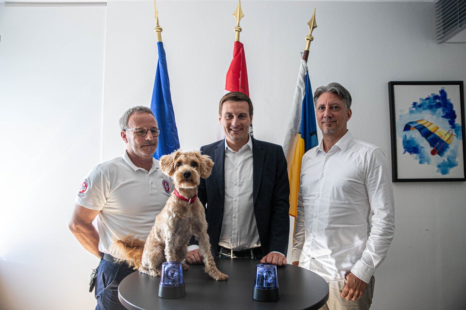 Christian Bruschek, Landesrat Sven Hergovich, Marcus Serringer und Hund Fido.