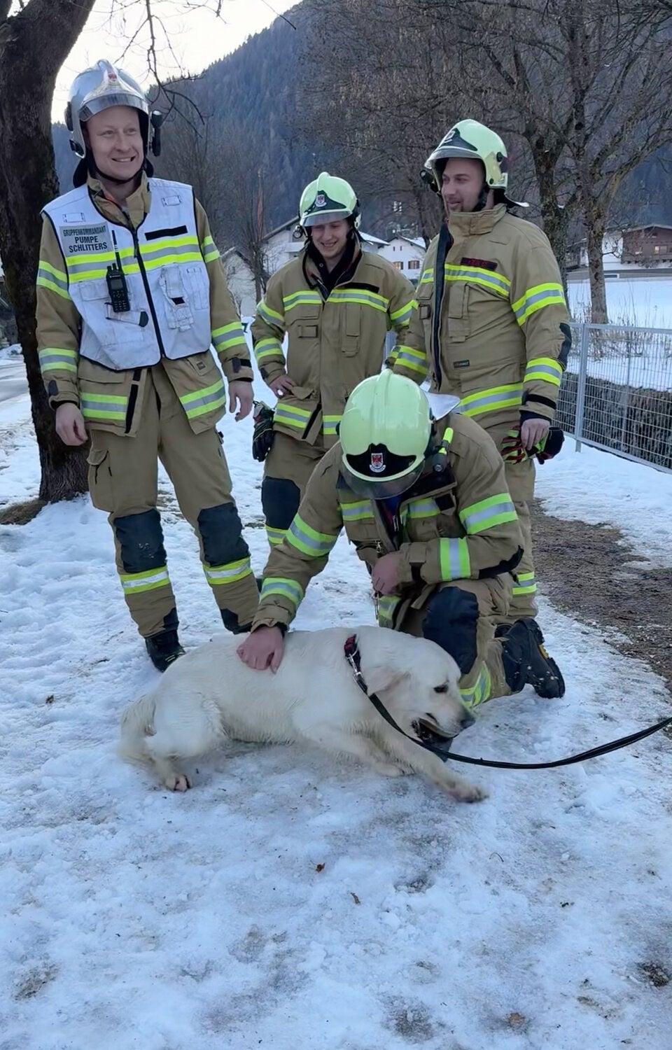 Die alarmierten Feuerwehrleute retteten den Vierbeiner.
