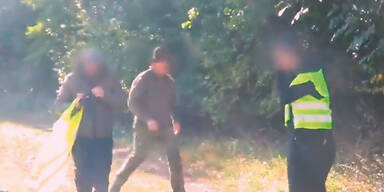 J&auml;ger verpr&uuml;gelt Tiersch&uuml;tzerin