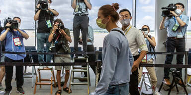Sprinterin Kristina Timanovskaya am Flughafen Tokio mit zahlreichen Paparazzi
