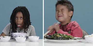 Kinder probieren Abendessen