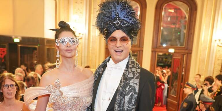 Jetzt abstimmen: Das große Roben-Voting zum skurrilsten Look beim Opernball 2026