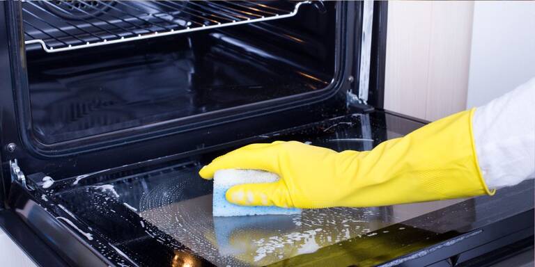 Ohne Schrubben: Mit diesen Hausmitteln wird der Backofen blitzblank