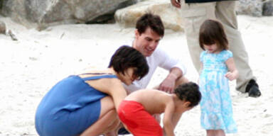 Endlich mit Kindern: Süße Suri spielt am Strand