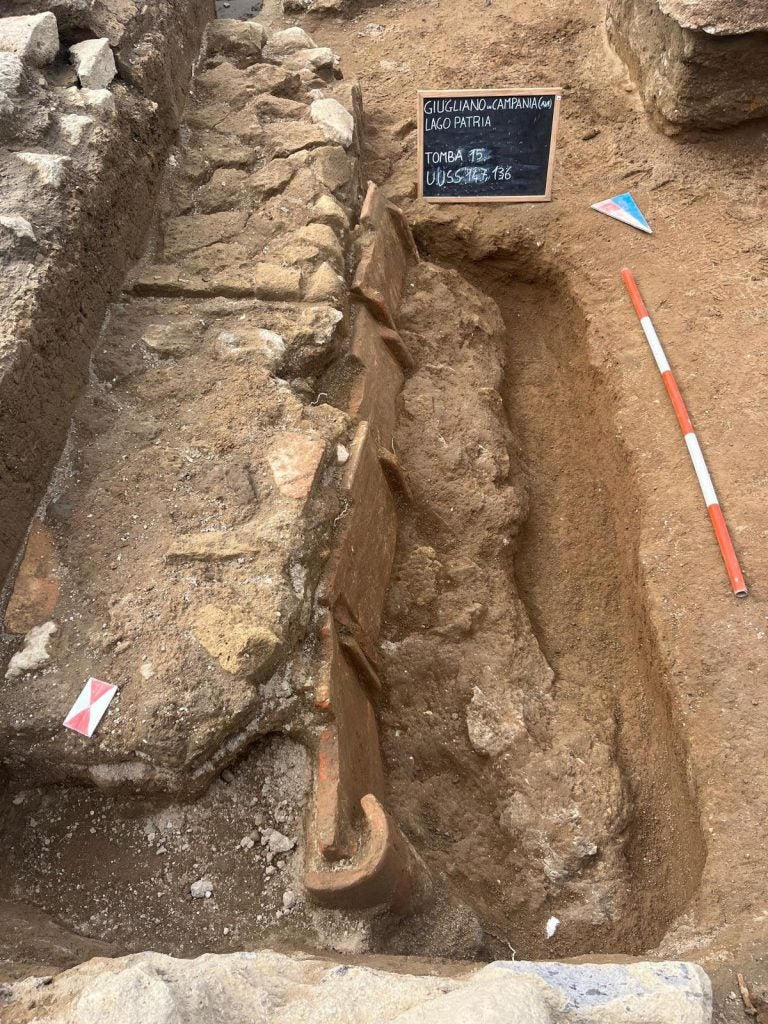 Zwei Grabanlagen verfügen noch über umfangreiche Reste einer weißen Putzschicht, die in einer späteren Phase mit roter Farbe dekoriert wurde. 