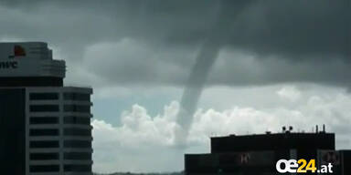 Seltener Wasser- Tornado in Auckland