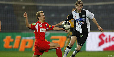 Toth (l.) im Zweikampf mit Weber (r.)