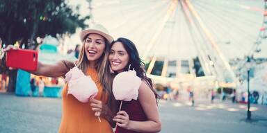 Wien Prater Riesenrad Frauen Selfie Touristinnen Tourismus