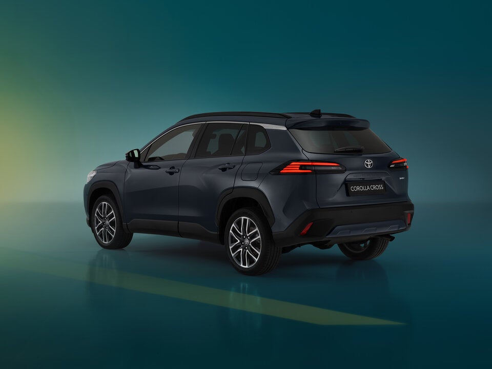 Der überarbeitete Corolla Cross zeigt sich optisch robuster – insbesondere in der GR Sport-Variante mit sportlichen Akzenten.