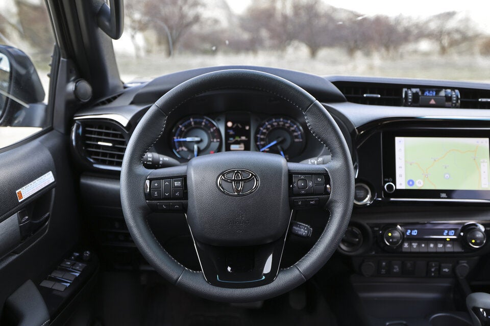 Aufgeräumt und modern – das Interieur des Hilux verbindet robuste Arbeitsmentalität mit zeitgemäßem Komfort. 