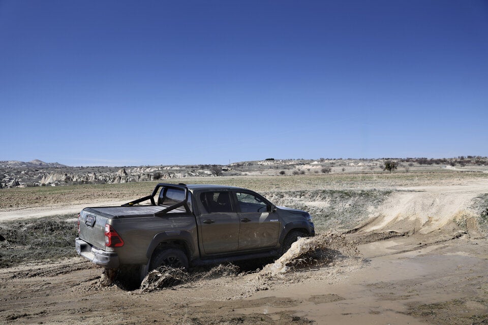 Robust und funktional – das Heck des Hilux betont seine Pick-up-DNA und hohe Alltagstauglichkeit. 