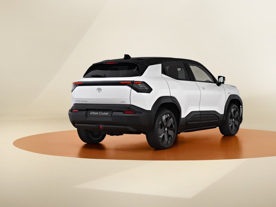 LxBxH: 4.285 x 1. 800 x 1.640 mm, 2.700 mm Radstand. 