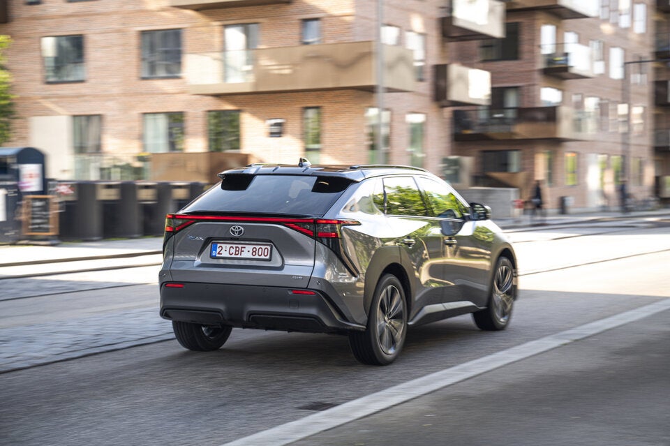 LxBxH: 4.690 x 1.860 x 1.600 mm, Radstand 2.800 mm. 