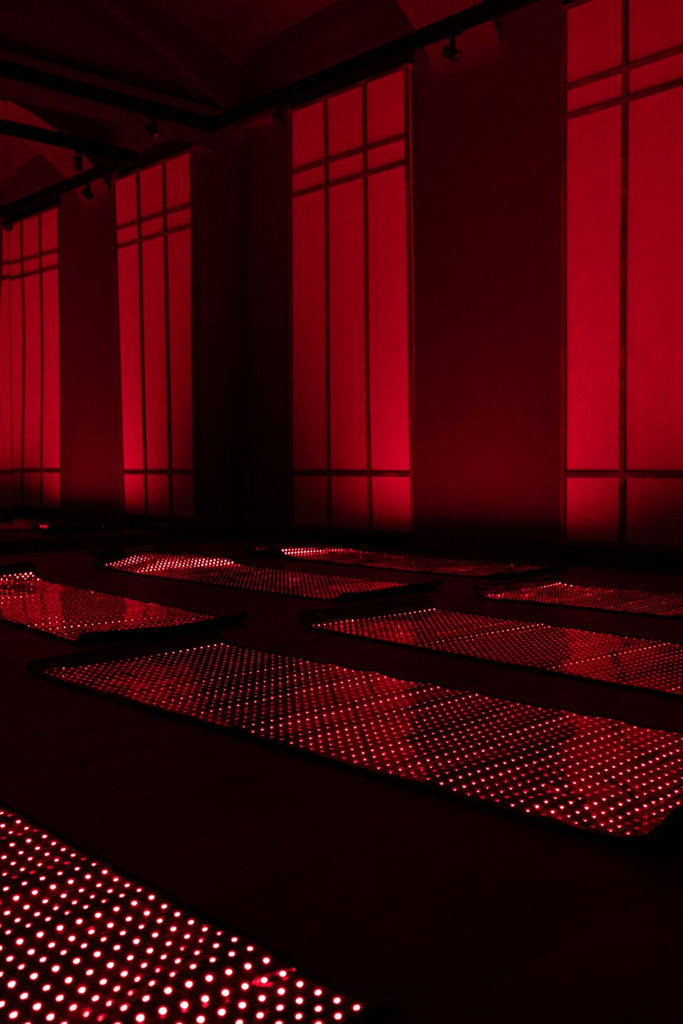 Neuer Fitness-Trend Infrarot-Pilates: Das steckt hinter dem Biohacking-Workout