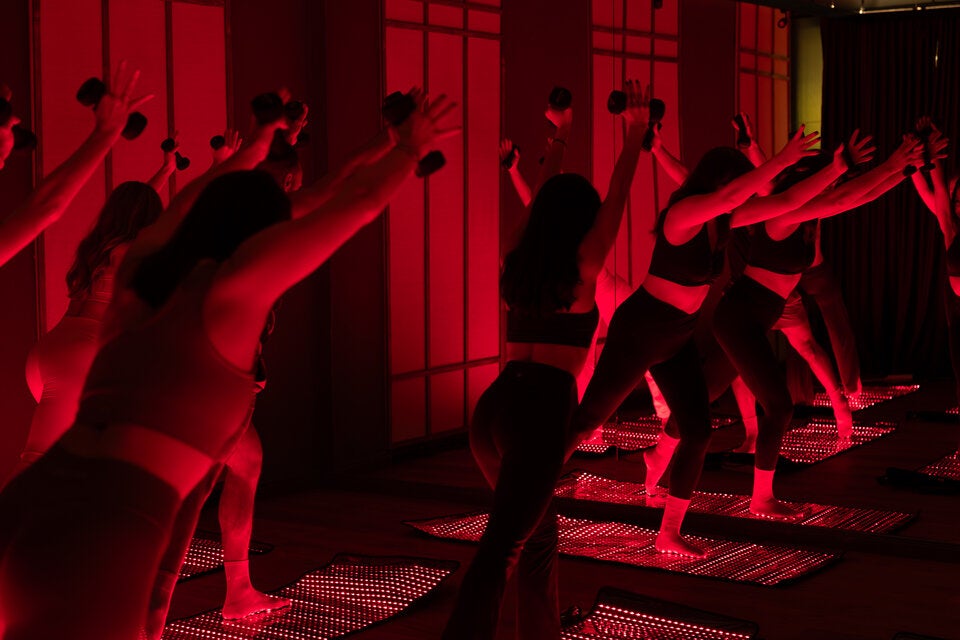 Neuer Fitness-Trend Infrarot-Pilates: Das steckt hinter dem Biohacking-Workout
