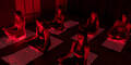 Neuer Fitness-Trend Infrarot-Pilates: Das steckt hinter dem Biohacking-Workout