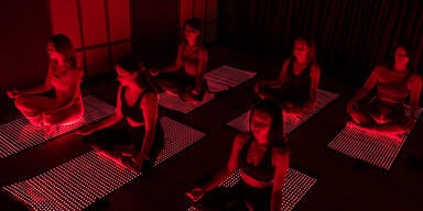 Neuer Fitness-Trend Infrarot-Pilates: Das steckt hinter dem Biohacking-Workout