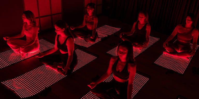Neuer Fitness-Trend Infrarot-Pilates: Das steckt hinter dem Biohacking-Workout