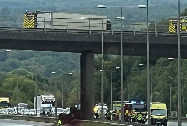 Der Traktor nach dem Absturz auf die M20 in Kent (England). 