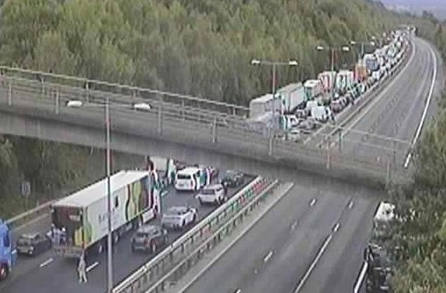 Stillstand auf der M20: Autofahrer mussten lange Wartezeiten in Kauf nehmen. 