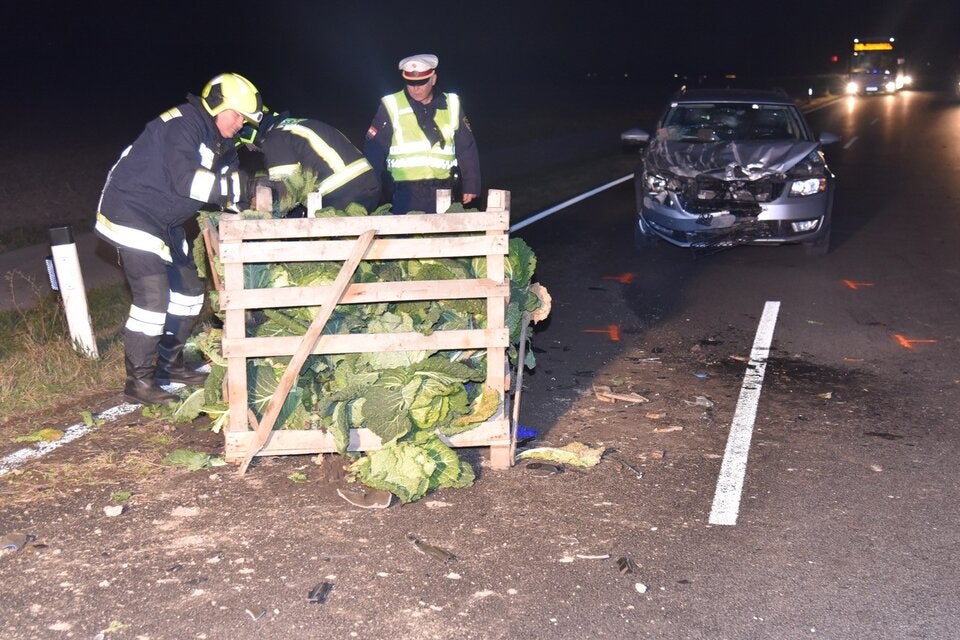 Frau unter Traktor eingeklemmt