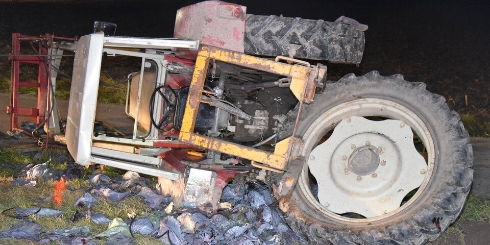 Frau unter Traktor eingeklemmt