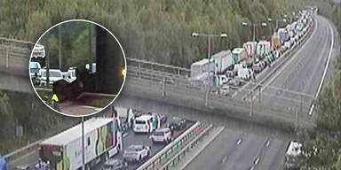 Traktor stürzt auf Autobahn und verursacht Mega-Stau