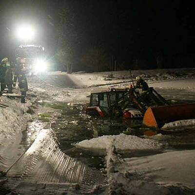 NÖ: Traktor in Teich festgefroren