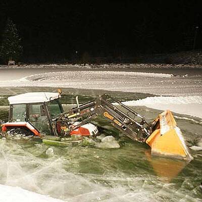 NÖ: Traktor in Teich festgefroren