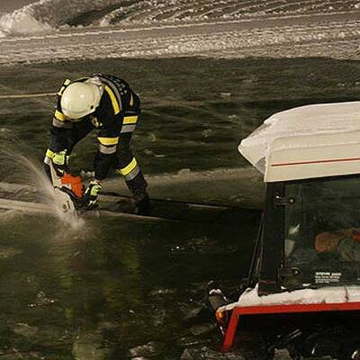 NÖ: Traktor in Teich festgefroren