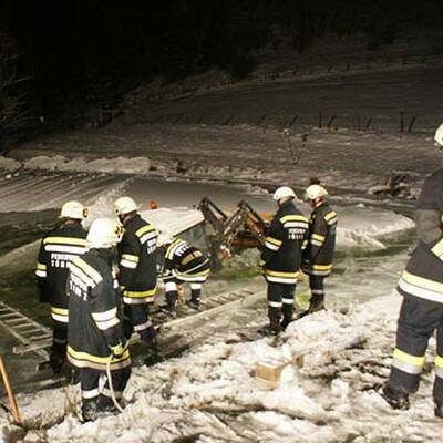 NÖ: Traktor in Teich festgefroren