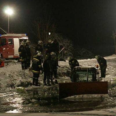 NÖ: Traktor in Teich festgefroren