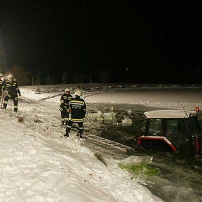 NÖ: Traktor in Teich festgefroren