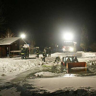 NÖ: Traktor in Teich festgefroren