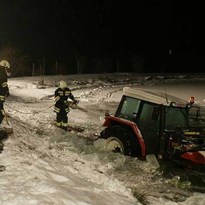 NÖ: Traktor in Teich festgefroren