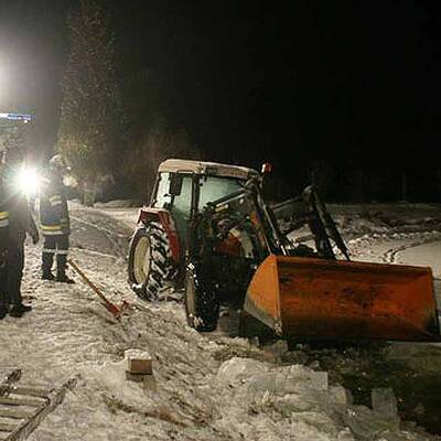 NÖ: Traktor in Teich festgefroren